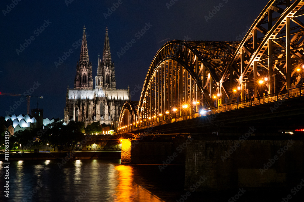 Obraz premium nightview of hohenzollern bridge in Cologne, Germany