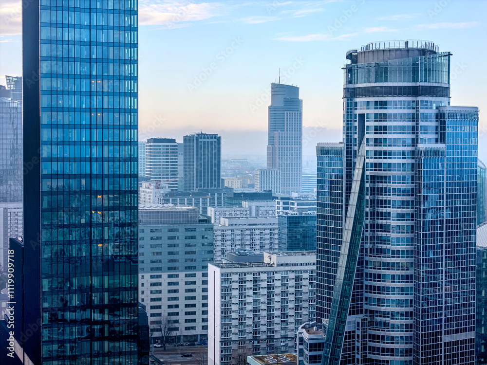 Warszawa, panorama miasta, widok na nowoczesne centrum miasta. Biurowce na tle zachmurzonego miasta.