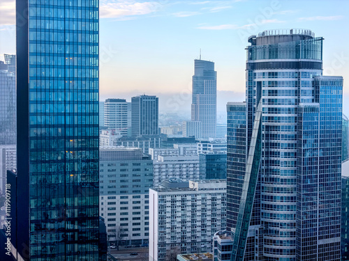 Obraz na płótnie Warszawa, panorama miasta, widok na nowoczesne centrum miasta. Biurowce na tle zachmurzonego miasta. w salonie