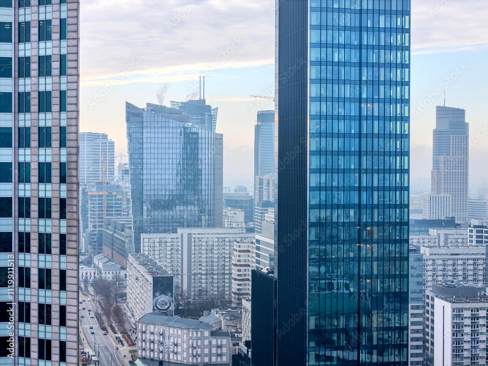 Obraz premium Warszawa, panorama miasta, widok na nowoczesne centrum miasta. Biurowce na tle zachmurzonego miasta.