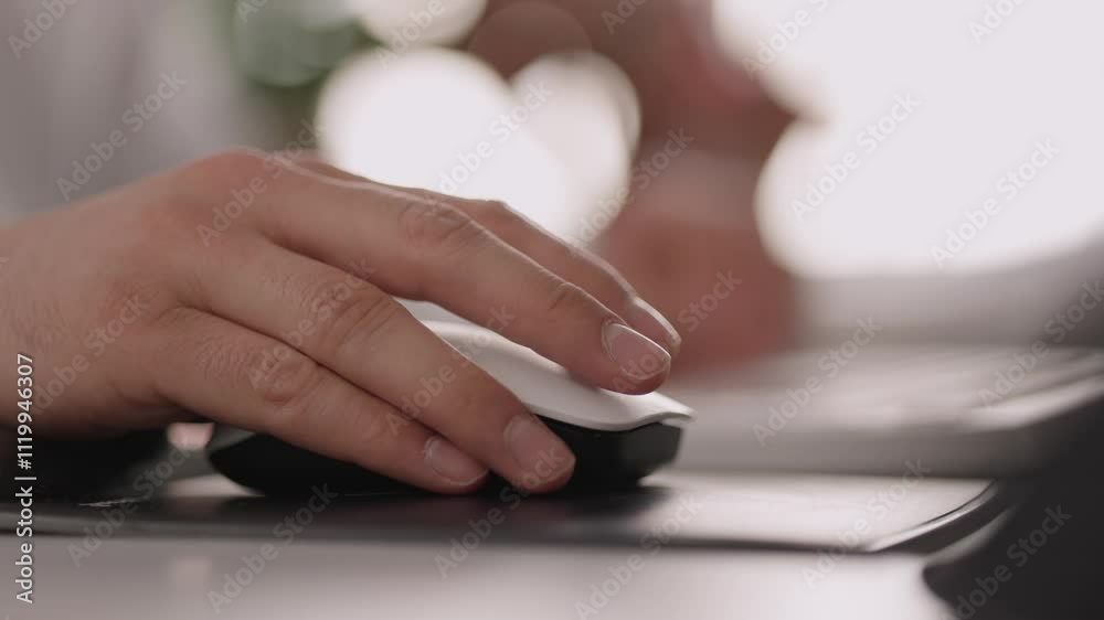 Büroarbeiter am Computer mit Maus