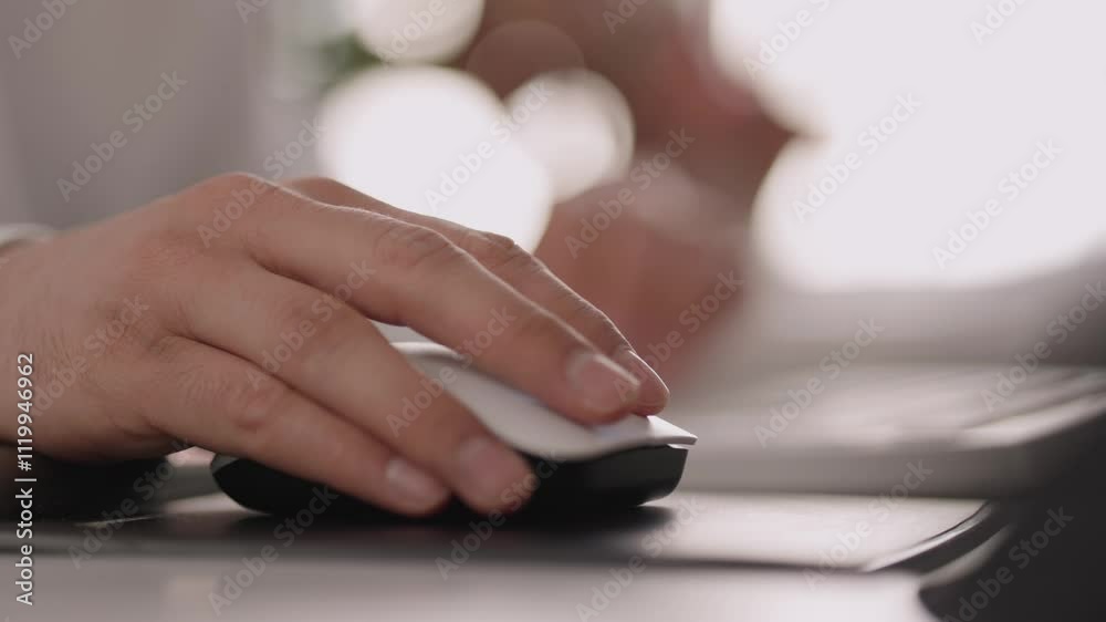 Büroarbeiter am Computer mit Maus