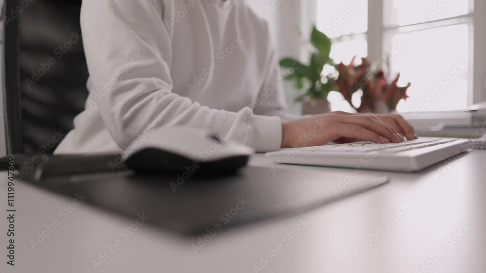 Büroarbeiter am Computer mit Maus