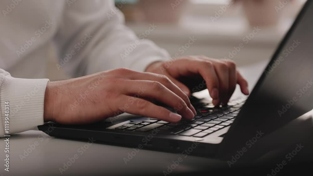 Büroangestelter tippt auf Tastatur im Büro Büroangestelter tippt auf Tastatur im Büro