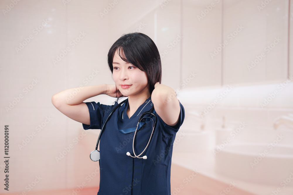 化粧室で身だしなみを整える医療従事者の女性