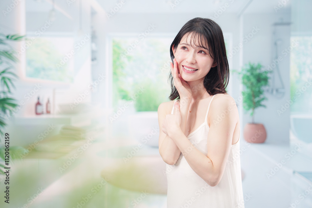 家でスキンケアをする若い女性 家でスキンケアをする若い女性