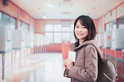投票所で選挙の投票をする女性の有権者