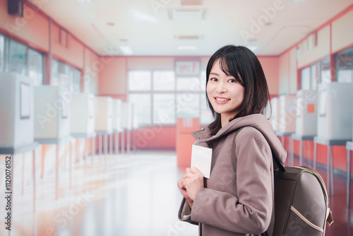 投票所で選挙の投票をする女性の有権者