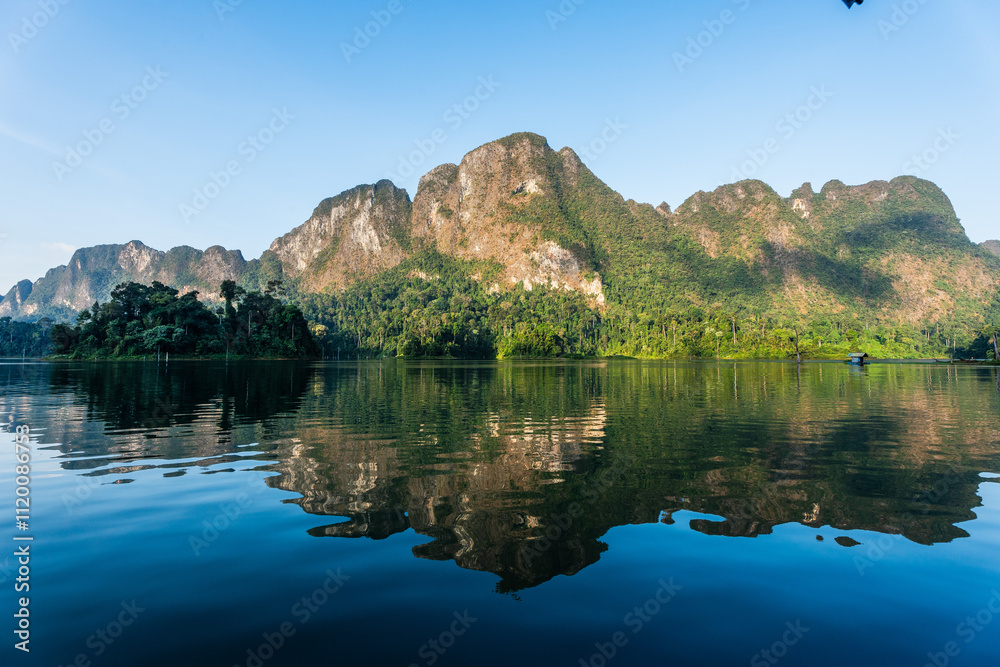 Fototapeta premium Face aux montagnes de Khao Sok se reflétant sur le lac