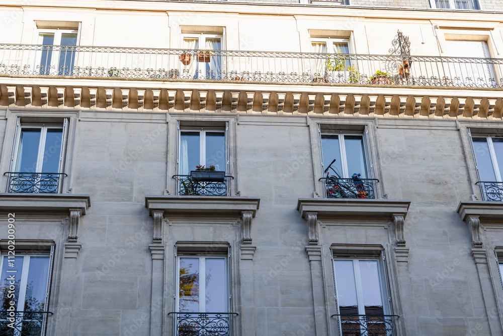 Obraz premium Old and expensive residential building in the city center of Paris, France