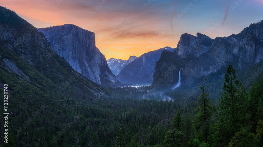 sunrise at the tunnel view in yosemite nationalpark, california, usa