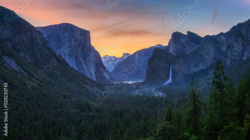 Obraz na płótnie sunrise at the tunnel view in yosemite nationalpark, california, usa w salonie