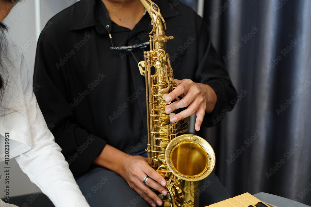 Naklejka premium Working Asians are learning international musical skills at home