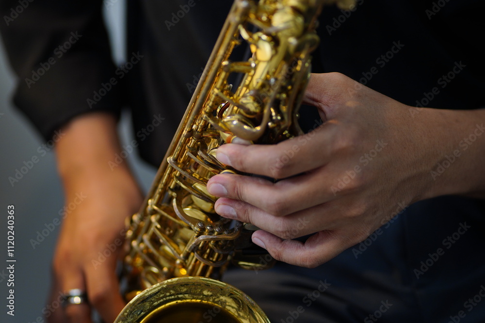 Obraz premium Working Asians are learning international musical skills at home