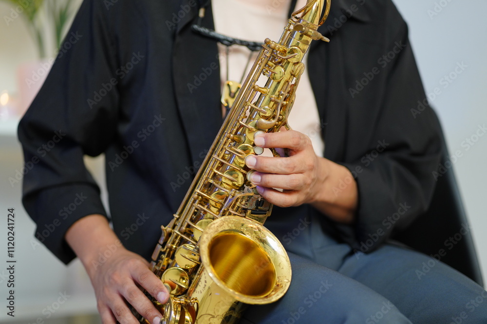 Naklejka premium Working Asians are learning international musical skills at home