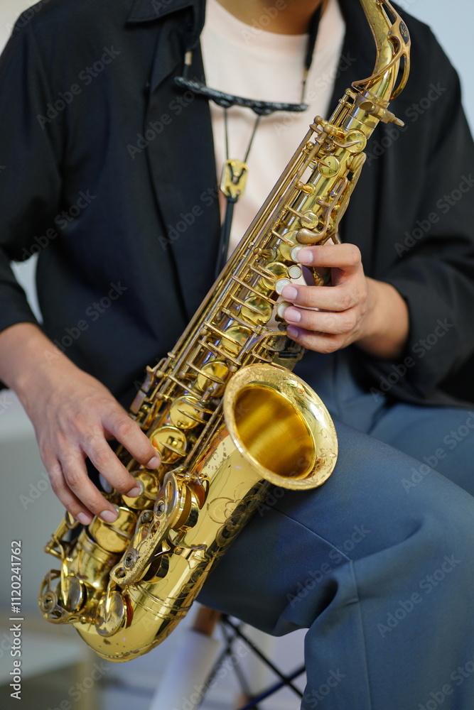 Obraz premium Working Asians are learning international musical skills at home