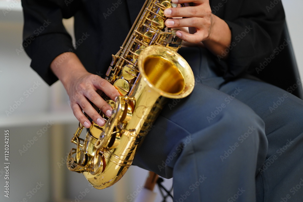 Obraz premium Working Asians are learning international musical skills at home