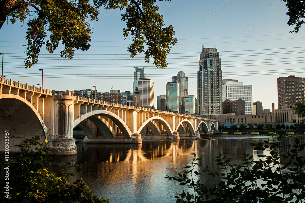 Fototapeta premium a landmark bridge leads to downtown Minneapolis