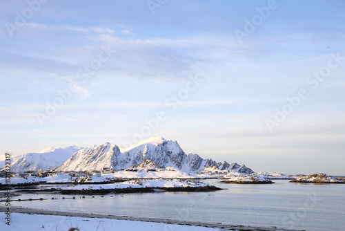 Spiaggia deserta di Andenes all'alba in inverno, a nord dell'isola di Andoya. Norvegia del Nord. photo