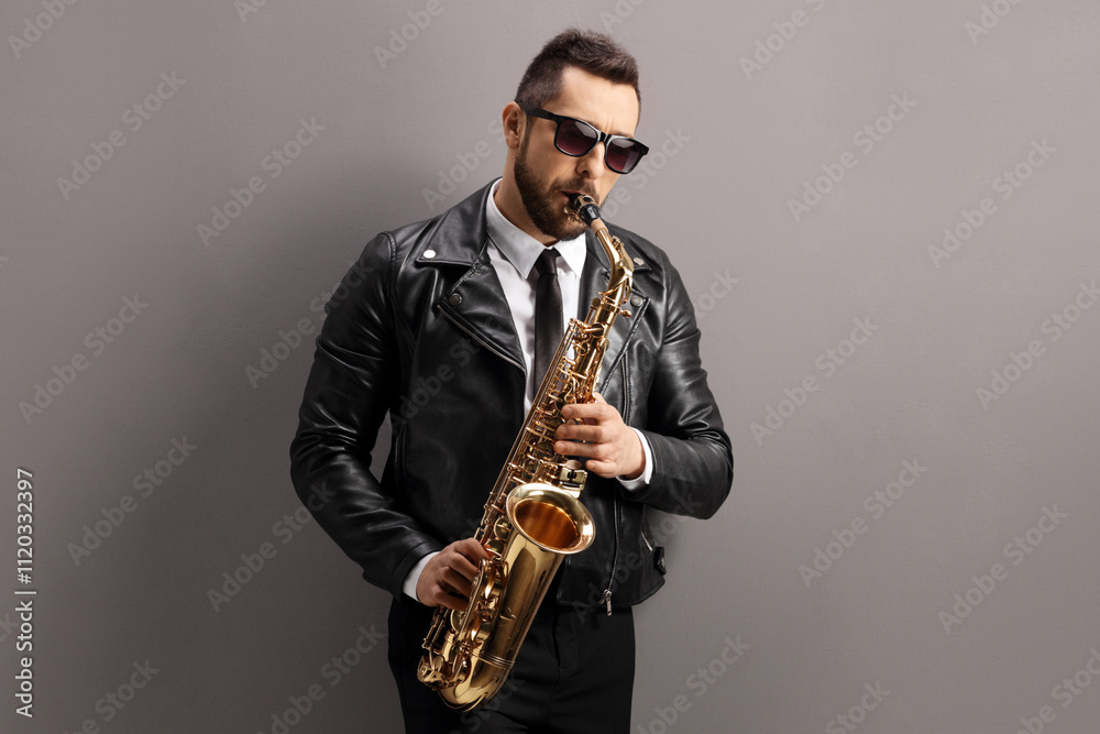 Naklejka premium Man in a leather jacket playing a saxophone