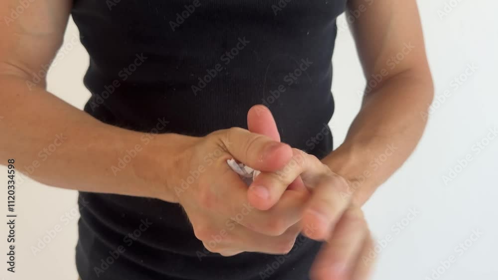 mão amassa papeis com contas 