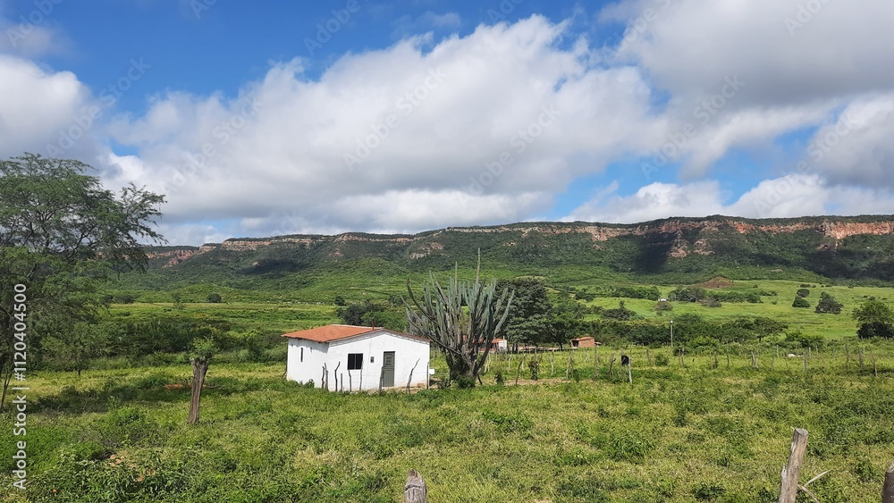 casa com chapada do araripe ao fundo em exu, pernambuco casa com chapada do araripe ao fundo em exu, pernambuco