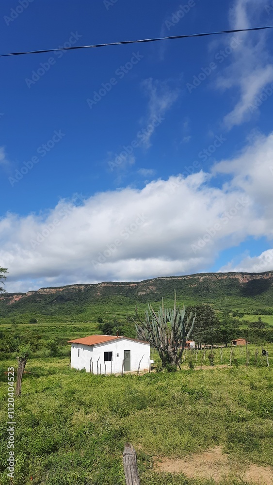 casa com chapada do araripe ao fundo em exu, pernambuco casa com chapada do araripe ao fundo em exu, pernambuco
