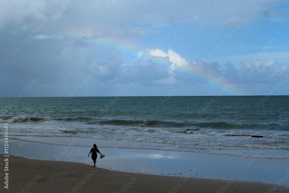 mulher na praia de boa viagem, recife, pernambuco, com arco-íris no céu mulher na praia de boa viagem, recife, pernambuco, com arco-íris no céu