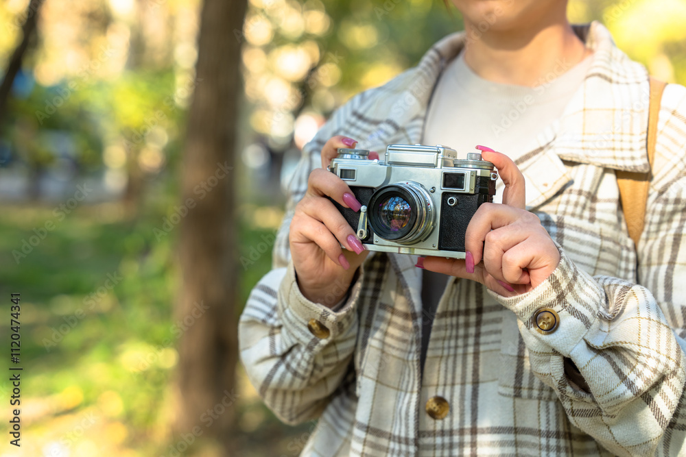 Obraz premium Tourist girl taking pictures of nature with her camera,