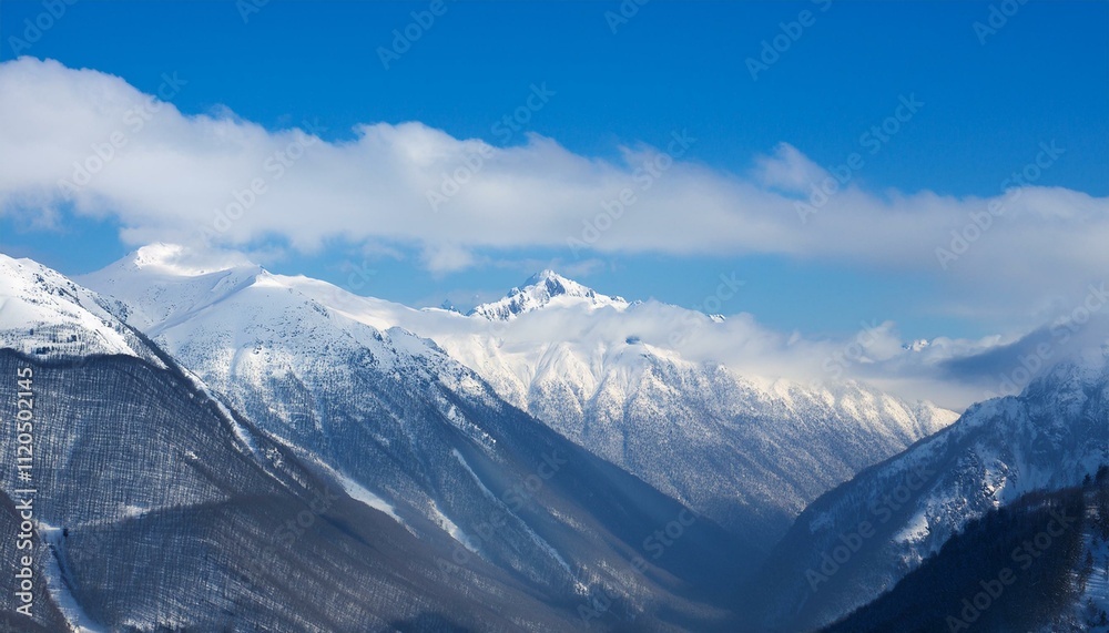 Obraz premium 산봉우리 위로 하얀 눈과 함께 흐릿하게 드리운 구름