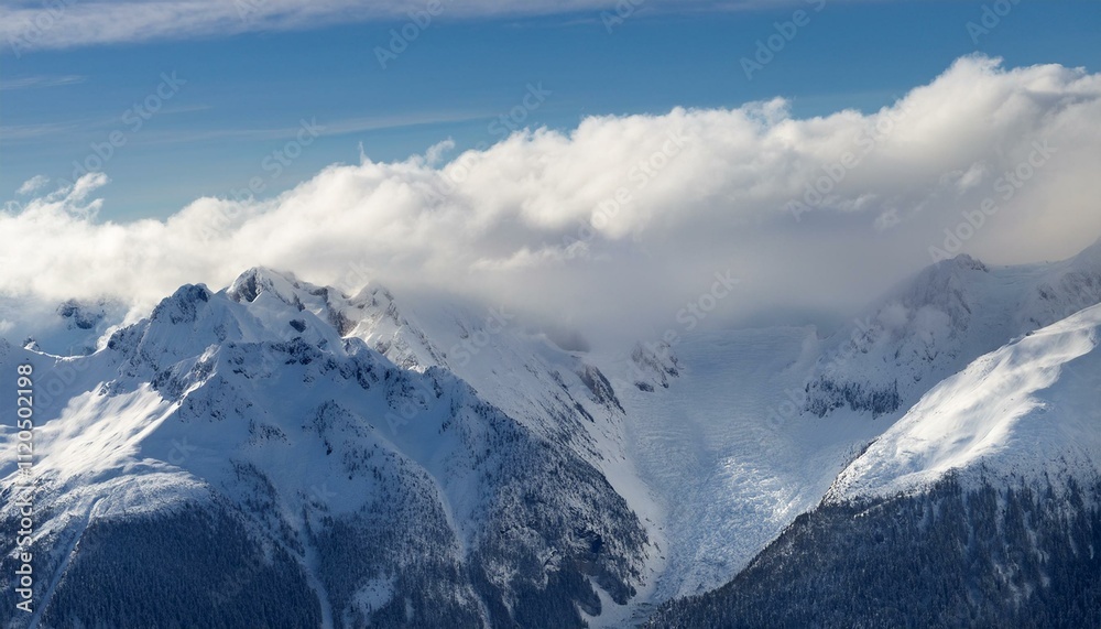 Obraz premium 산봉우리 위로 하얀 눈과 함께 흐릿하게 드리운 구름