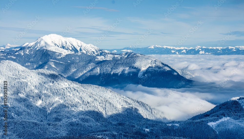 Obraz premium 산봉우리 위로 하얀 눈과 함께 흐릿하게 드리운 구름