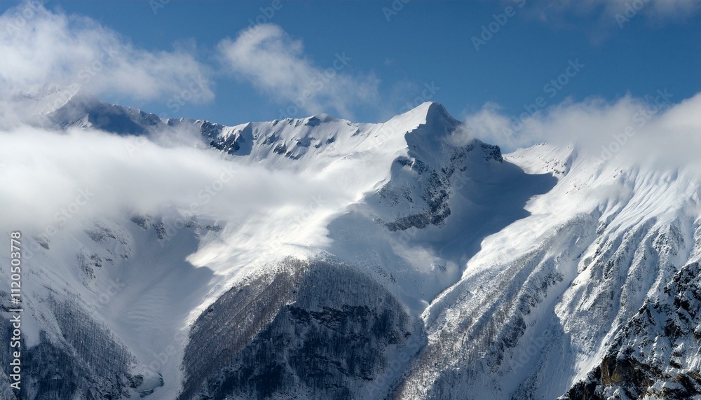 Naklejka premium 산봉우리 위로 하얀 눈과 함께 흐릿하게 드리운 구름