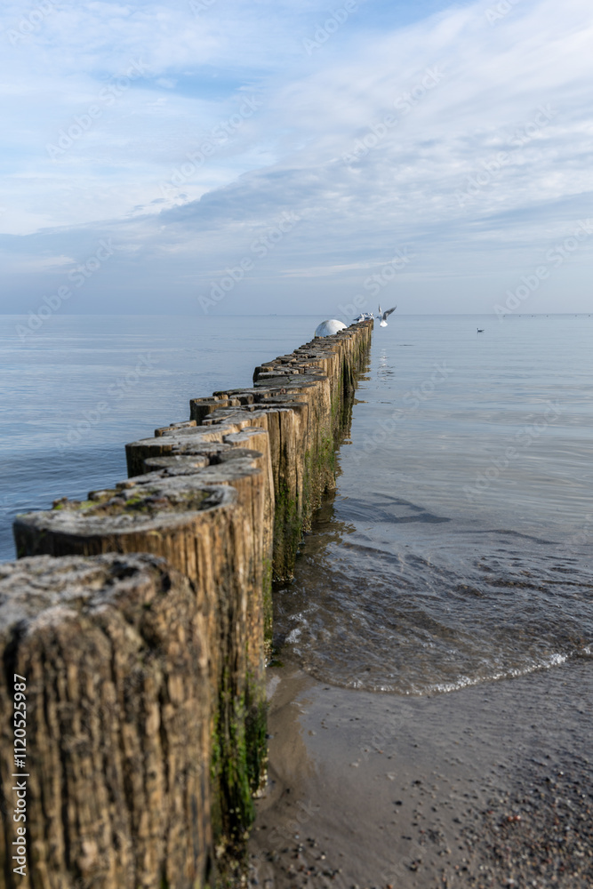 Meerlandschaft - Wellenbrecher am Ostseestrand Meerlandschaft - Wellenbrecher am Ostseestrand