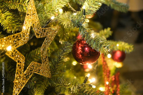 Weihnachtsbaum geschmückt mit Lichtern und Kugeln