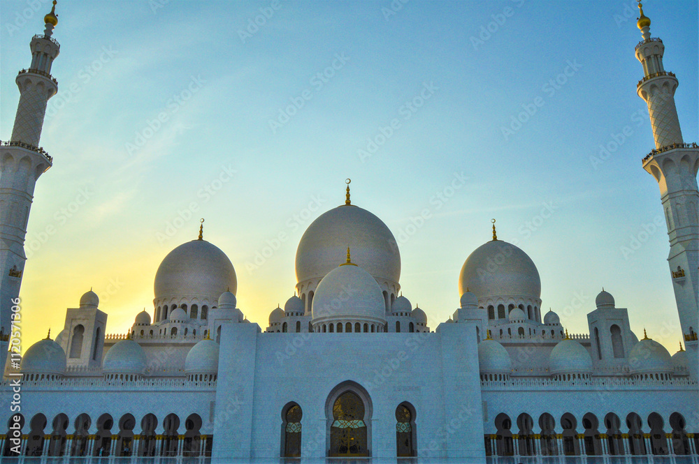 Fototapeta premium Sheikh Zayed Grand Mosque in Abu Dhabi UAE