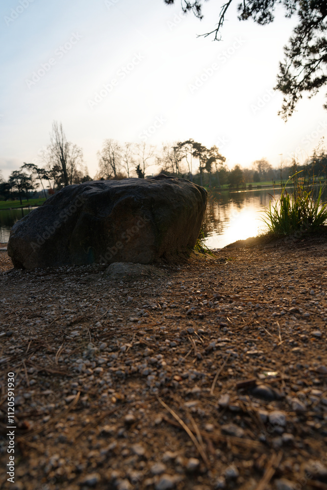Obraz premium Exploring Bois de Vincennes at sunset with serene waters and natural beauty
