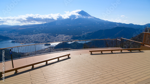 新道峠FUJIYAMAツインテラスと富士山