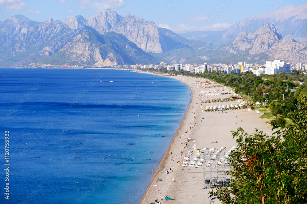 Obraz premium Konyaaltı Beach and Beydağları mountains in Antalya, Turkey