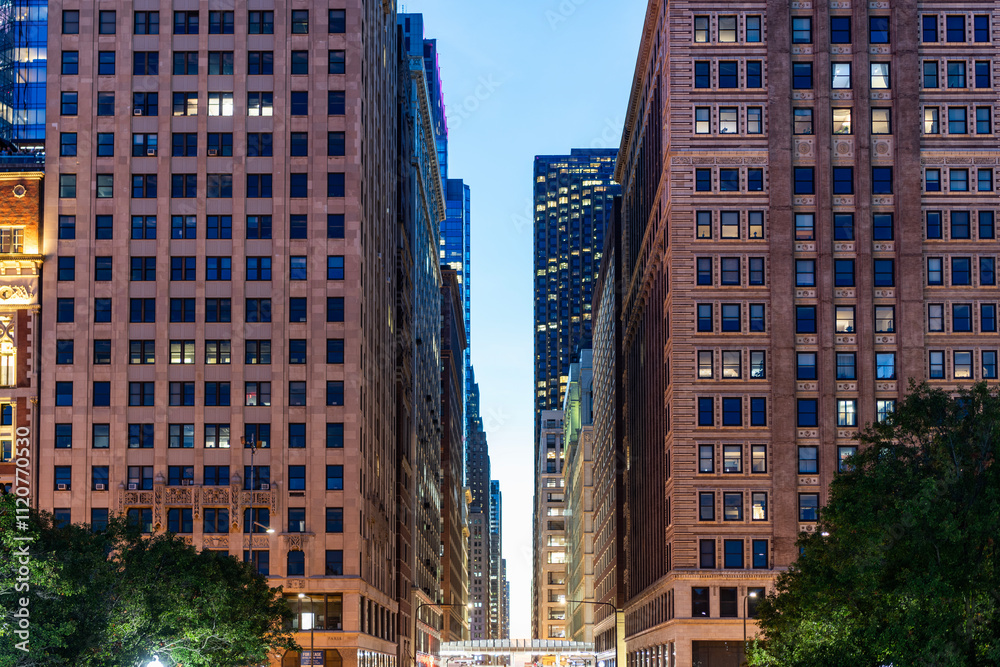 Night city of Chicago. Business city. Night cityscape of Chicago skyscraper building. Chicago architecture of skyscraper. City night illuminated building. Skyscraper cityscape. Darkened streets