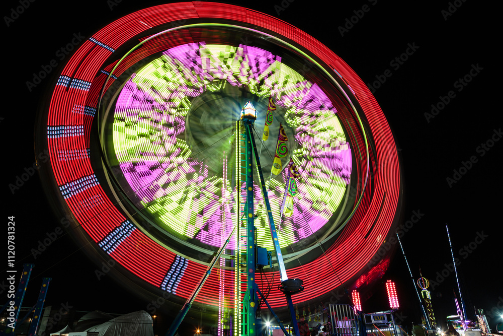 Naklejka premium A carnival ride with a red and green wheel
