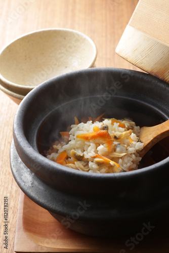 茶碗に乗せたご飯と具材を一緒に炊く日本料理の炊き込みご飯 photo