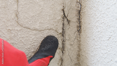 外壁目地の劣化を点検する作業員