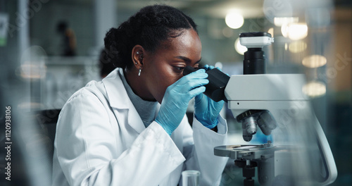 Konstfotografi Black woman, scientist and microscope for genes research and medical study with pharma investigation