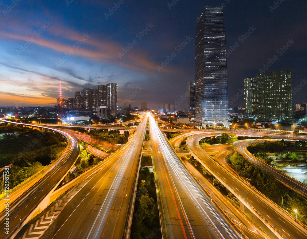 Obraz premium 夕暮れの都市