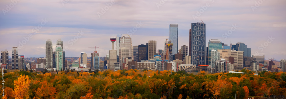 Obraz premium Panoramic view of Calgary skyline in autumn time in Alberta, Canada.