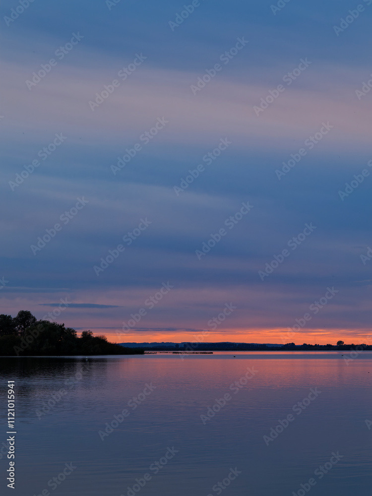 Der Dümmer See bei Lembruch im Abendlicht, Naturpark Dümmer, Landkreis Diepholz, Niedersachsen, Deutschland Der Dümmer See bei Lembruch im Abendlicht, Naturpark Dümmer, Landkreis Diepholz, Niedersachsen, Deutschland