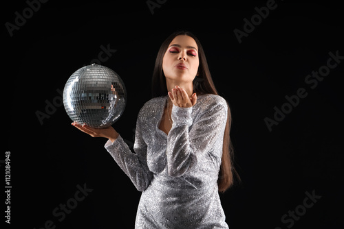 Stylish young woman with di...