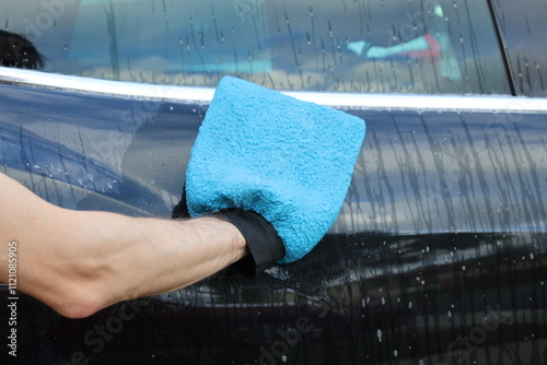 cleaning the car window microfiber mitter photo