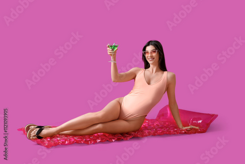 Young pretty woman in sungl...